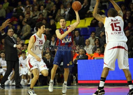 Jaka Lankovic finds a teammate.