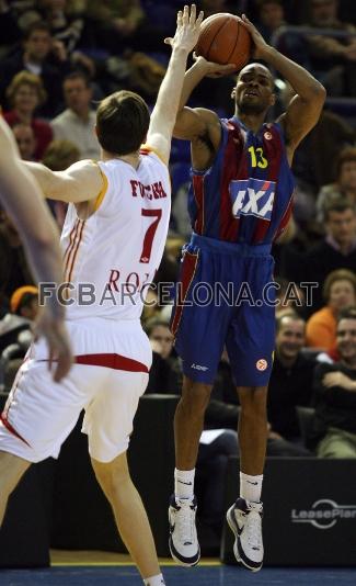 Gary Neal takes a shot.