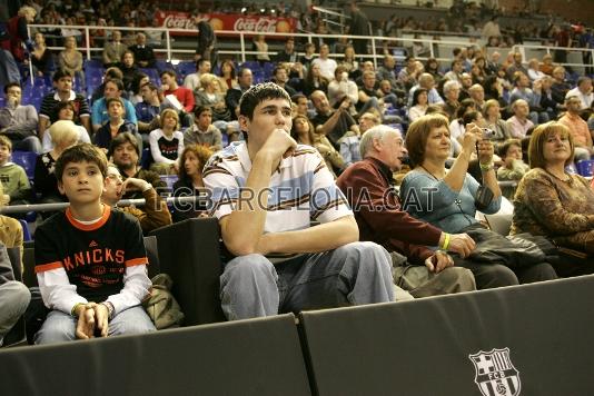 Ilyasova, lesionado, ha seguido el partido como un aficionado ms.