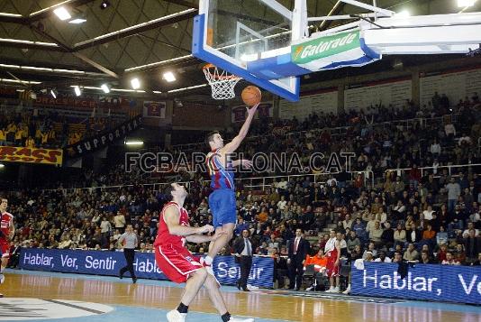 Navarro, a punto de encestar en un partido de Liga ACB contra el Estudiantes en el Palau Blaugrana.