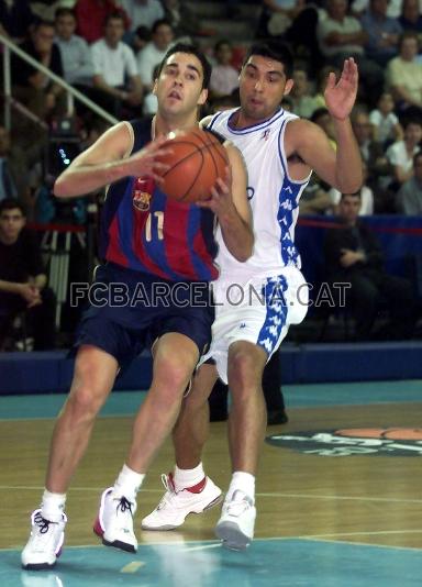 El jugador, entrando a canasta en un encuentro ante el Caprabo Lleida la temporada 2001-02.