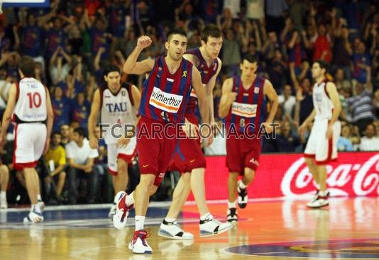 El jugador recibe los aplausos del pblico del Palau despus de anotar ante el Tau.