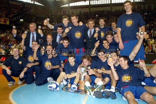 La Bomba celebra con sus compaeros la Liga conseguida el ao 2004.