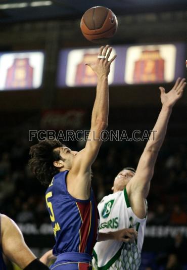 Basile luchando para lograr la pelota.