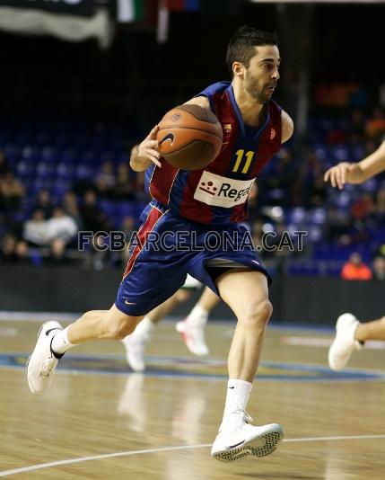 Juan Carlos Navarro aproximant-se a la cistella.