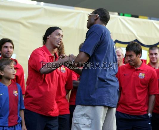 Bryant va conxier Ronaldinho a la gira per EUA del 2006.