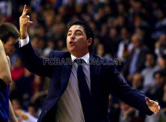 El tcnico del Regal Bara, Xavi Pascual, dando instrucciones a sus jugadores.