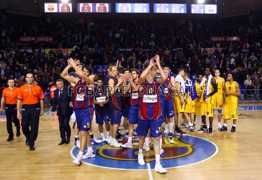 Desprs de guanyar a l'Alba Berlin, l'equip del Regal Bara agraeix el suport del Palau.