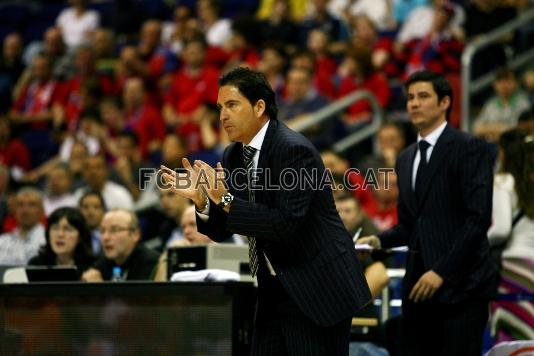 Xavi Pascual anima els seus jugadors.