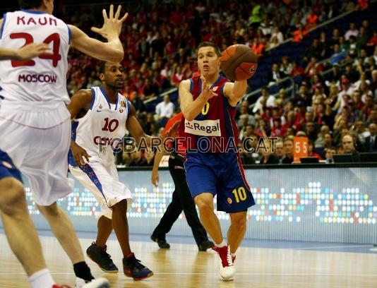 Jaka Lakovic lluita en una acci davant un jugador del CSKA.