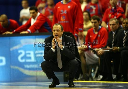 Ettore Messina dna instruccions als membres del seu equip.