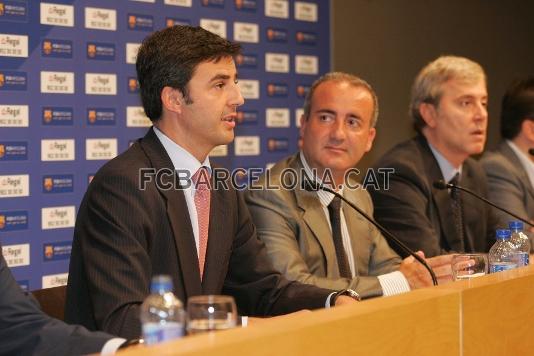 Enrique Huerta, amb la resta de presents, a l'acte de presentaci de l'acord amb Regal.