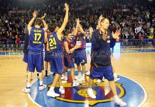 Un cop finalitzat el partit, l'equip agraint el suport del pblic.