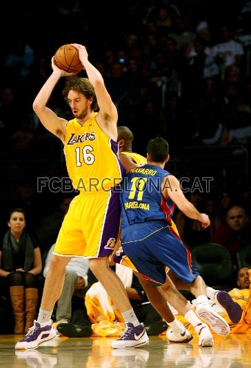 Gasol, protegiendo el baln ante Navarro.