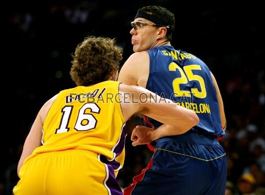 Duelo de titanes entre Daniel Santiago y Pau Gasol.