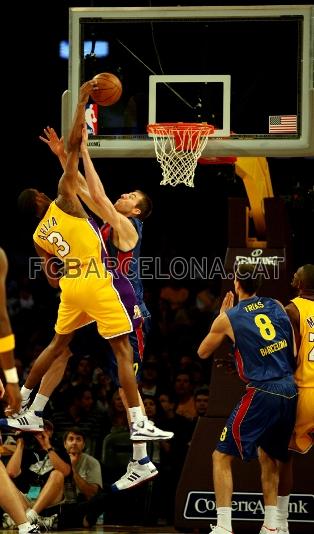 Ariza y Vzquez, luchando en el poste bajo.