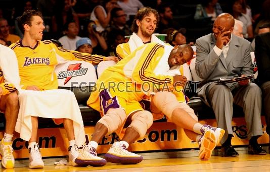 Kobe Bryant i Pau Gasol, fent broma a la banqueta.