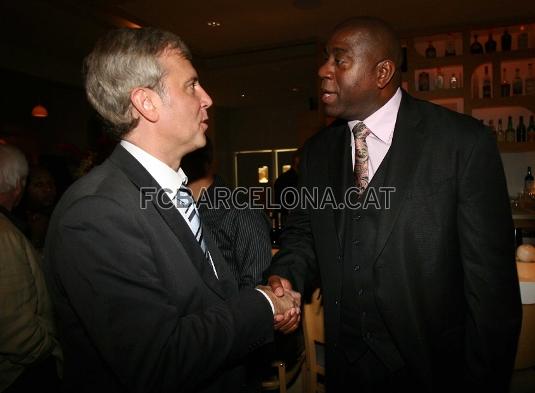 El clebre Magic Johnson estuvo presente en la cena que los Lakers organizaron para recibir a la expedicin del FC Barcelona.