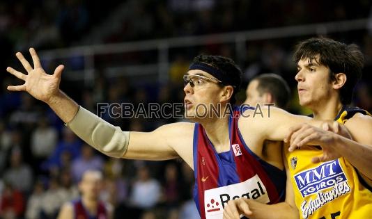 Santiago demana la pilota amb la mirada.