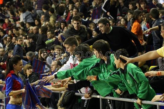 Las Cheerleaders del equipo interactuaron con el pblico asistente.