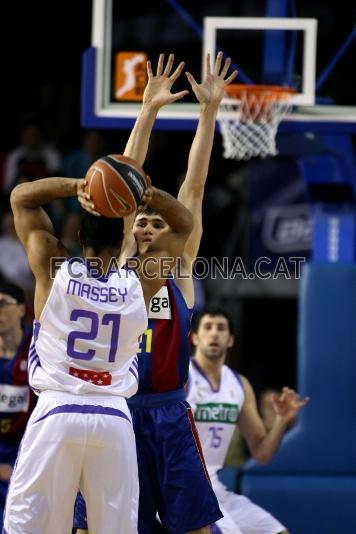 Massey, davant Ilyasova.