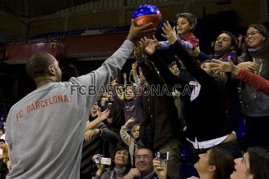 Morris, regalando un baln a la aficin. (Foto: lex Caparrs - FCB)