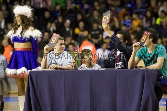 El pblico ha podido ser juez de un concurso de mates. (Foto: lex Caparrs - FCB)