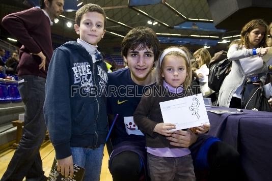Ricky Rubio es fotografia amb dos joves seguidors. (Foto: lex Caparrs - FCB)