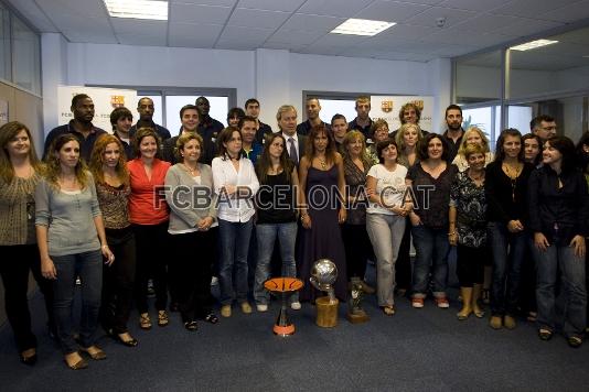 Els empleats de Regal i la plantilla es fotografien amb els ttols blaugranes