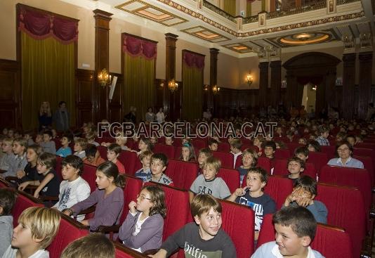 Hasta 400 alumnos han hecho de periodistas en la rueda de prensa. (Foto: lex Caparrs - FCB)