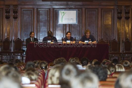 El entrenador Xavi Pascual, el capitn Roger Grimau y una de las caras nuevas, Boniface Ndong, han respondido a las preguntas de los nios. (Foto: lex Caparrs - FCB)