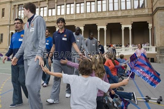 Els nens han viscut una trobada mgica, amb els seus herois del bsquet. (Foto: lex Caparrs - FCB)
