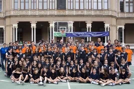 Nios y jugadores se han hecho una foto conjunta. (Foto: lex Caparrs - FCB)