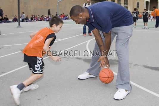 Despus de la foto, ha habido tiempo para hacer algun uno contra uno. (Foto: lex Caparrs - FCB)