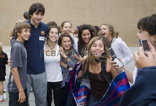 Ricky Rubio, amb un grup de fans seus, poc abans de marxar. (Foto: lex Caparrs - FCB)