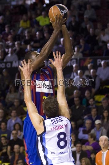Mickeal, volando y lanzando. (Foto: lex Caparrs - FCB)