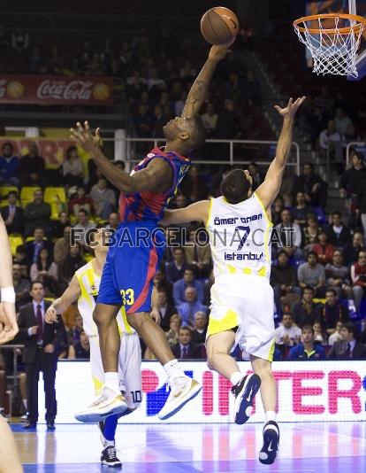 Mickeal es fa amb la pilota. (Foto: lex Caparrs - FCB)