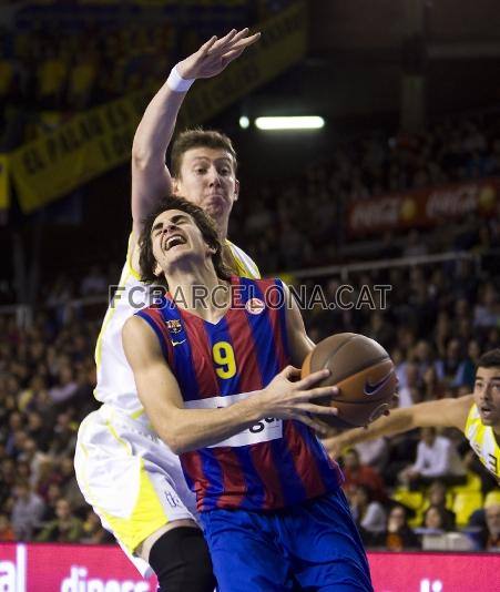 Ricky penetra tot i l'oposici rival. (Foto: lex Caparrs - FCB)