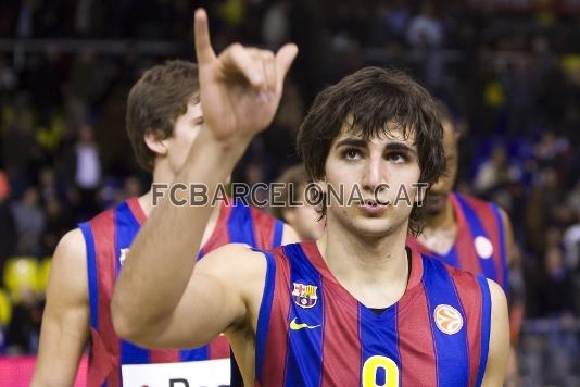 Ricky saluda l'afici al final del partit. (Foto: lex Caparrs - FCB)