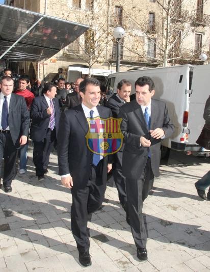 Joan Laporta y Miquel Noguer, alcalde de Banyoles, por las calles de Banyoles.