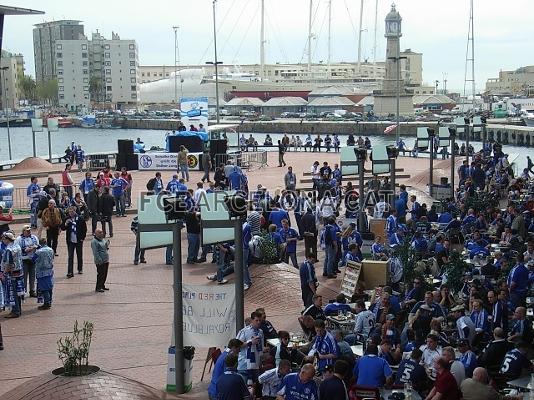 Los aficionados del Schalke en el Maremgnum.