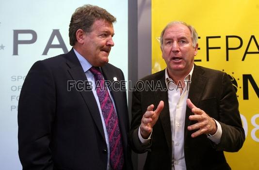 Los ex futbolistas Rexach y Toshack, hablando en un momento del congreso.