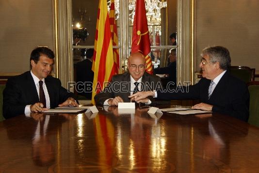 Joan Manuel Tresseras, Joan Laporta y Daniel Snchez Llibre, durante el acto de signatura.