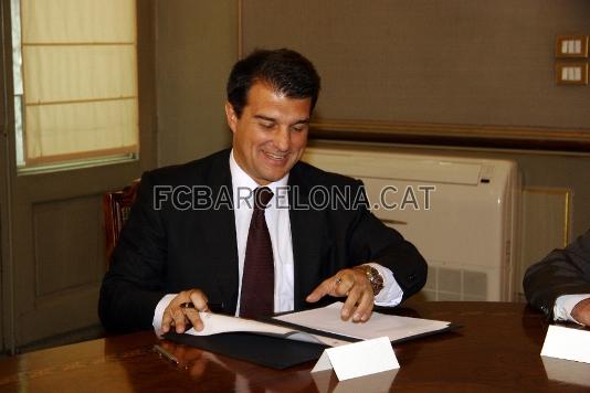 Joan Laporta firmando el Plan de Fomento de la Lectura.