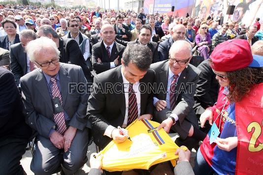 Laporta firmando un autgrafo a un peista.