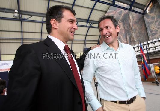 Txiki Begiristain, que tambin ha participado en la celebracin, con Joan Laporta.