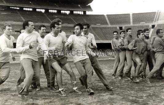 Els jugadors del primer equip de l'poca, en una sessi preparatria ldica al Camp Nou.