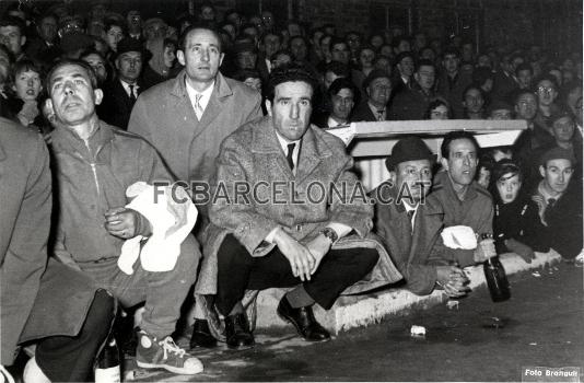 Helenio Herrera, ajupit al costat de la banqueta, segueix atentament les evolucions dels seus jugadors.