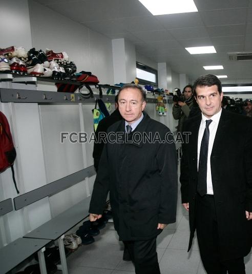 Joan Laporta amb l'alcalde de Sant Joan Desp, Antoni Poveda, dins d'un vestidor del futbol base.