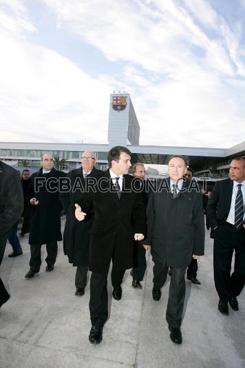 La Junta Directiva i Antoni Poveda, alcalde de Sant Joan Desp, visitant les installacions de la Ciutat Esportiva.